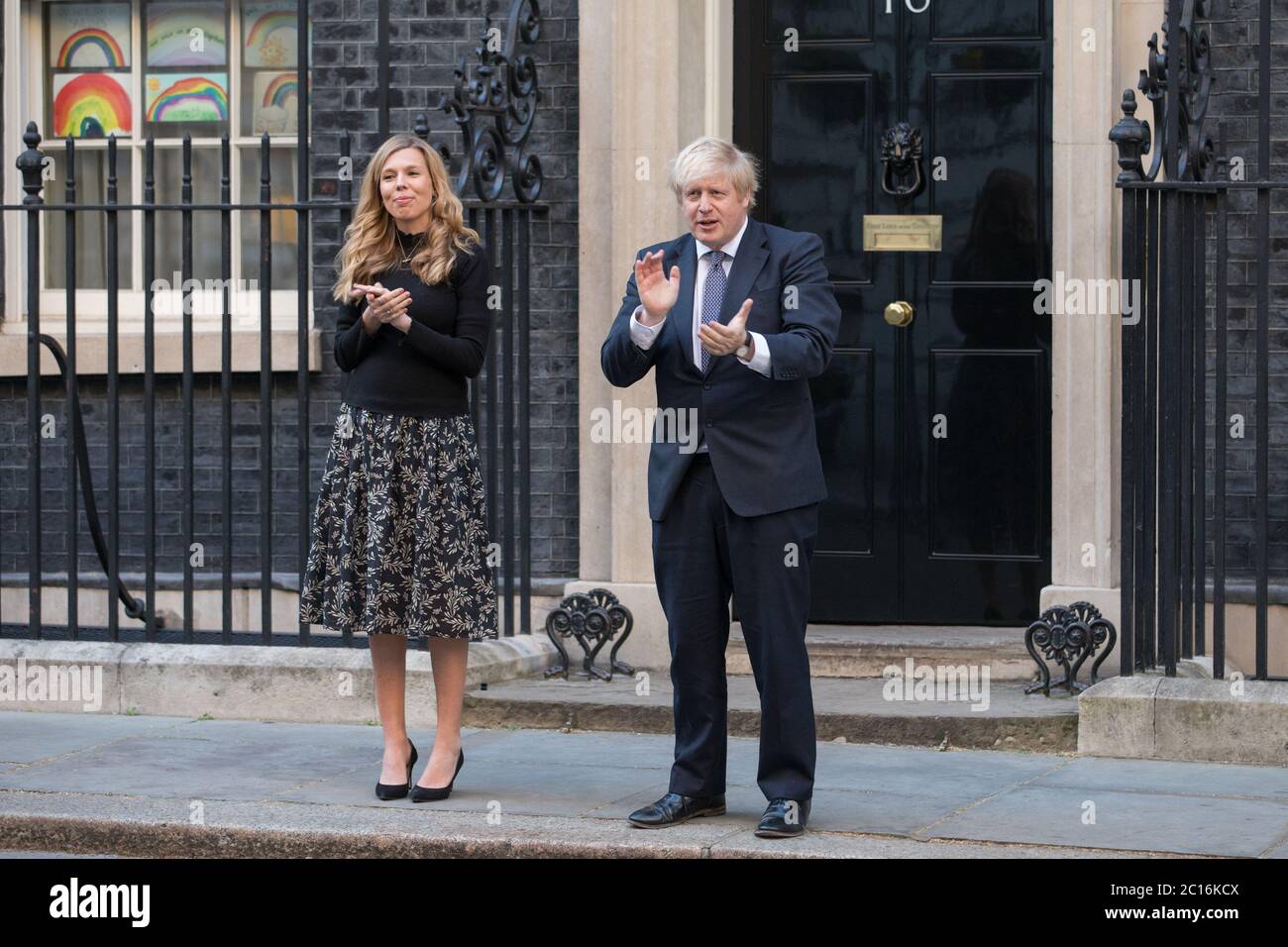 Boris Johnson e Carrie Symonds guidano il settimanale britannico 'clap for carers' per ringraziare le migliaia di personale NHS e operatori sanitari che presentano: Carrie Symonds, Boris Johnson dove: Londra, Regno Unito quando: 14 maggio 2020 Credit: Phil Lewis/WENN Foto Stock