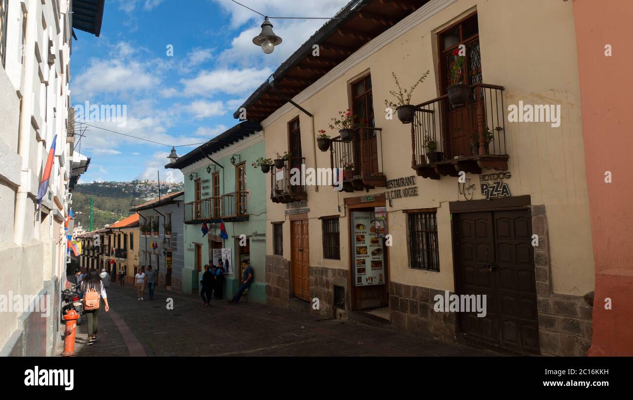 Quito, Pichincha / Ecuador - Giugno 22 2019: Persone che camminano nella tradizionale strada di Ronda nel centro storico di Quito. Il centro storico wa Foto Stock