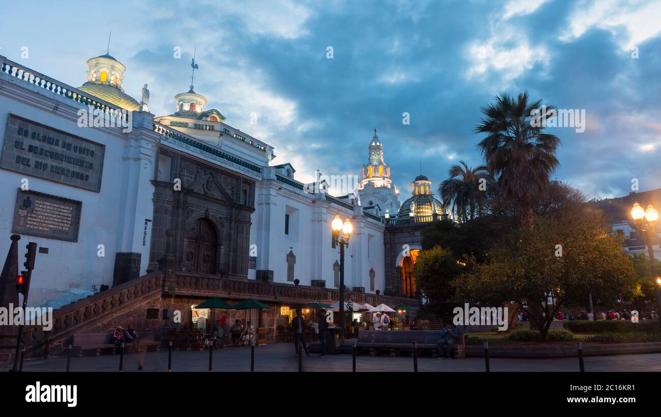 Quito, Pichincha / Ecuador - Giugno 22 2019: Persone che camminano vicino alla Cattedrale Metropolitana di Quito al tramonto. Il centro storico è stato dichiarato da U Foto Stock