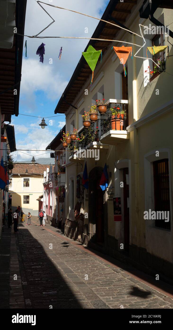 Quito, Pichincha / Ecuador - Giugno 22 2019: Persone che camminano nella tradizionale strada di Ronda nel centro storico di Quito. Il centro storico wa Foto Stock