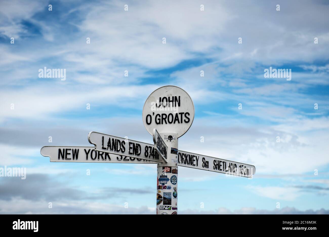 Il famoso cartello multi-direzionale a John o'Groats a Caithness, Scozia, Regno Unito Foto Stock