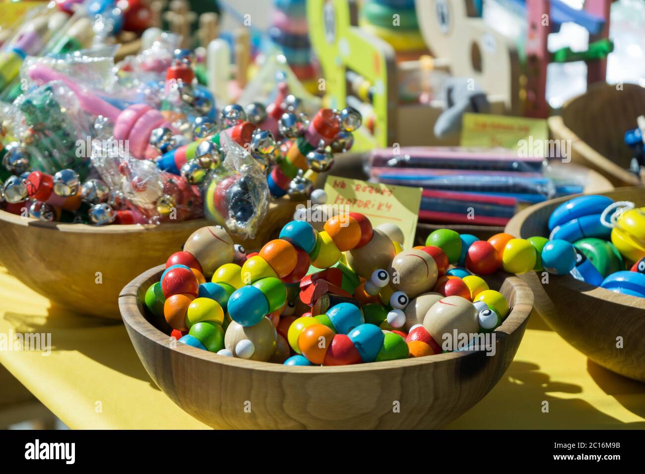 Giocattoli colorati di legno sul mercato. Brno, Repubblica Ceca Foto Stock