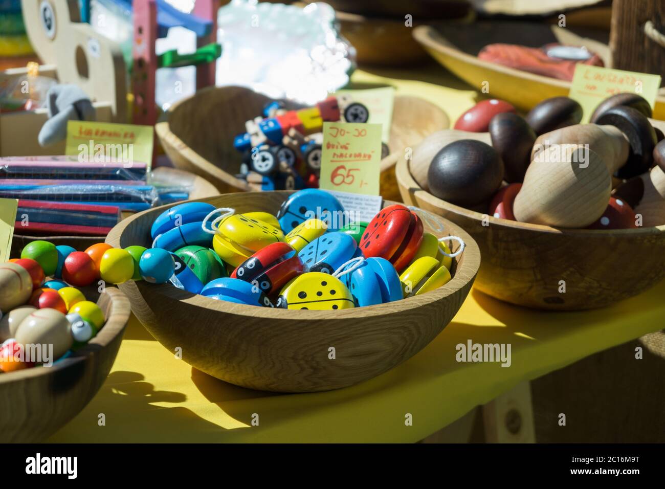 Giocattoli colorati di legno sul mercato. Brno, Repubblica Ceca Foto Stock