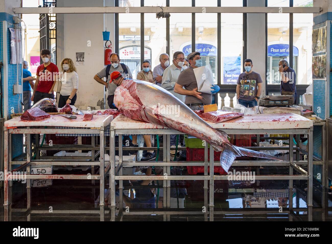Mercato del pesce a Riposto durante la pandemia del Covid-19 in Sicilia Foto Stock