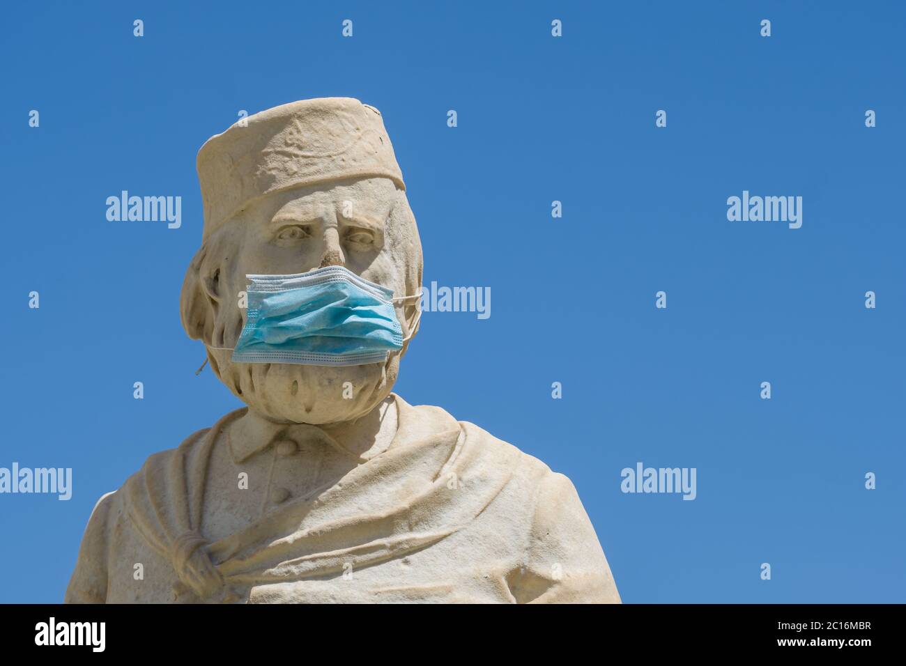 Statua con maschera chirurgica protettiva Foto Stock