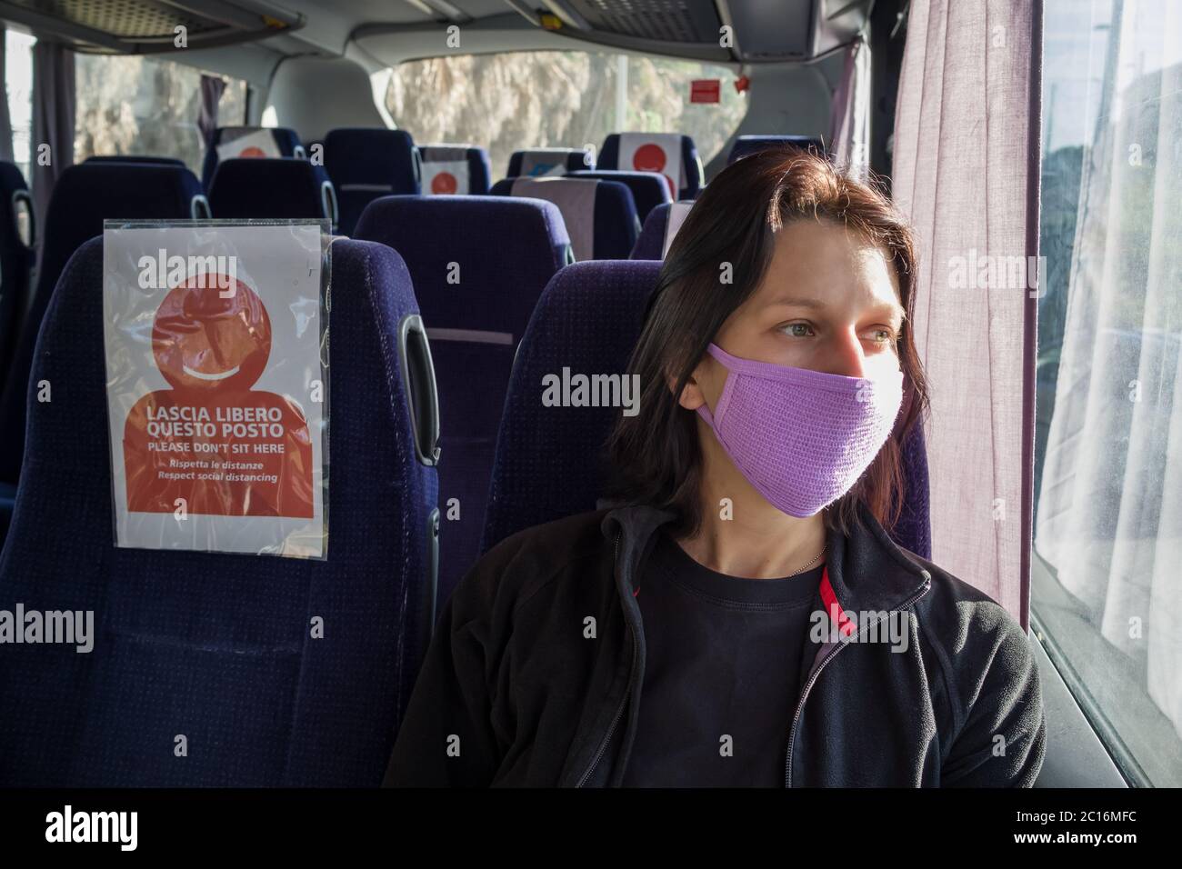 COVID-19 autobus di trasporto pubblico durante la pandemia di coronavirus Foto Stock