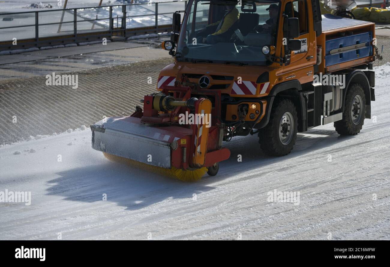 Manutenzione invernale su strada Foto Stock