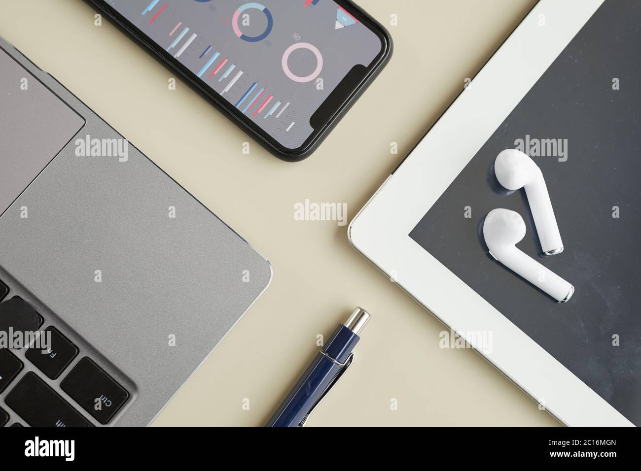Vista dall'alto dei moderni dispositivi aziendali, laptop, tablet e smartphone, su uno sfondo minimo, spazio di copia Foto Stock