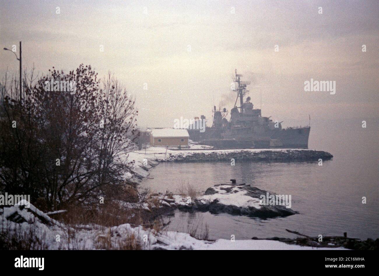 Destroyer 5 (Fletcher) Refueling, dicembre 1981, Langesund, Oslo Fjord, Norvegia Foto Stock