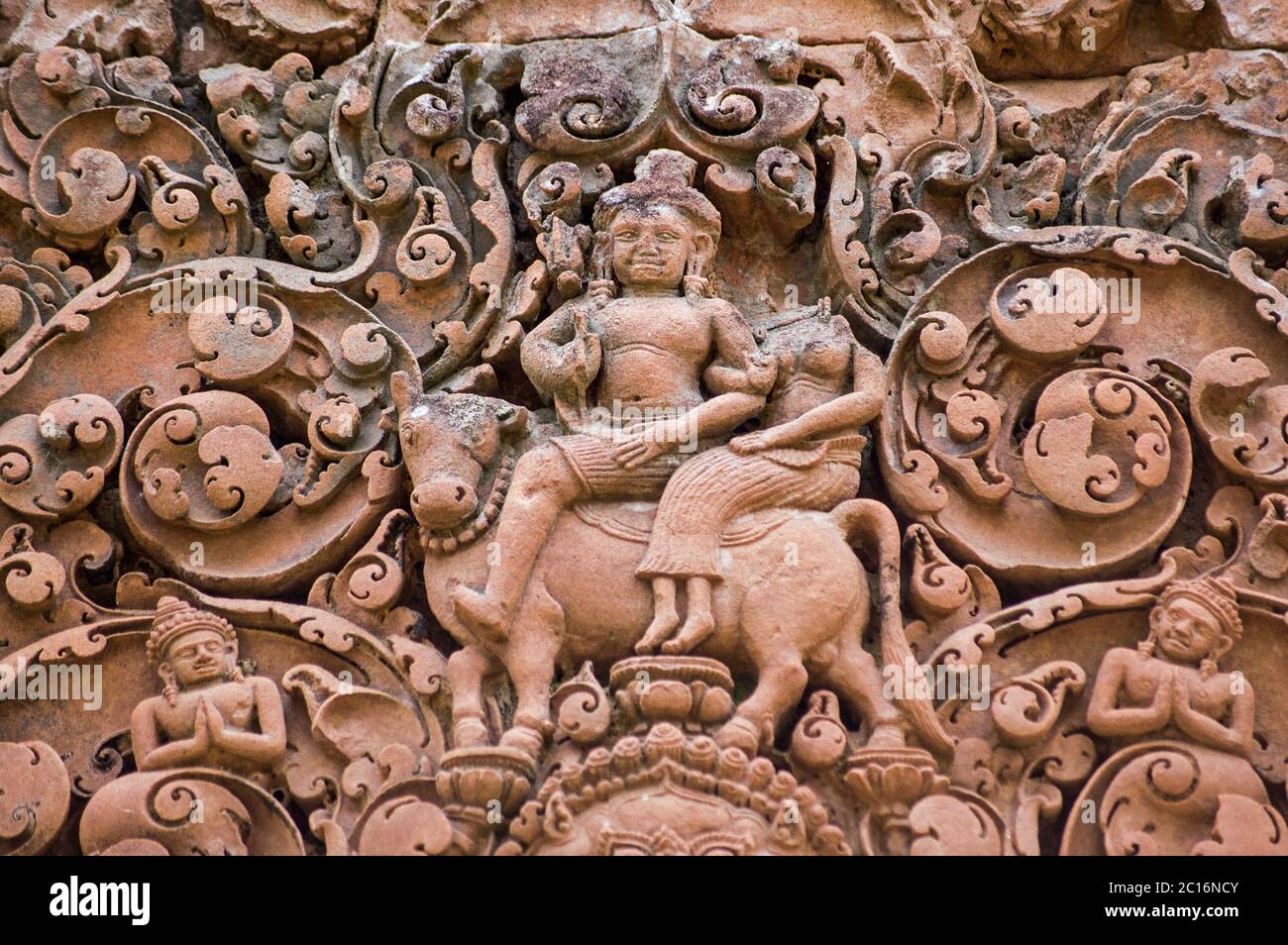 Il dio indù Shiva con il suo compagno Parvati che cavalcava sulla sacra bolla Nandi. Antica scultura in arenaria Khmer al tempio di Banteay Srei, parte di Foto Stock