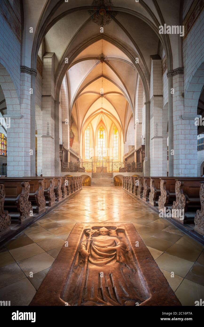 Antico interno della chiesa in Germania, Europa. Raggi di sole che si illuminano attraverso la vecchia vetrata della cattedrale e l'interno. Foto Stock