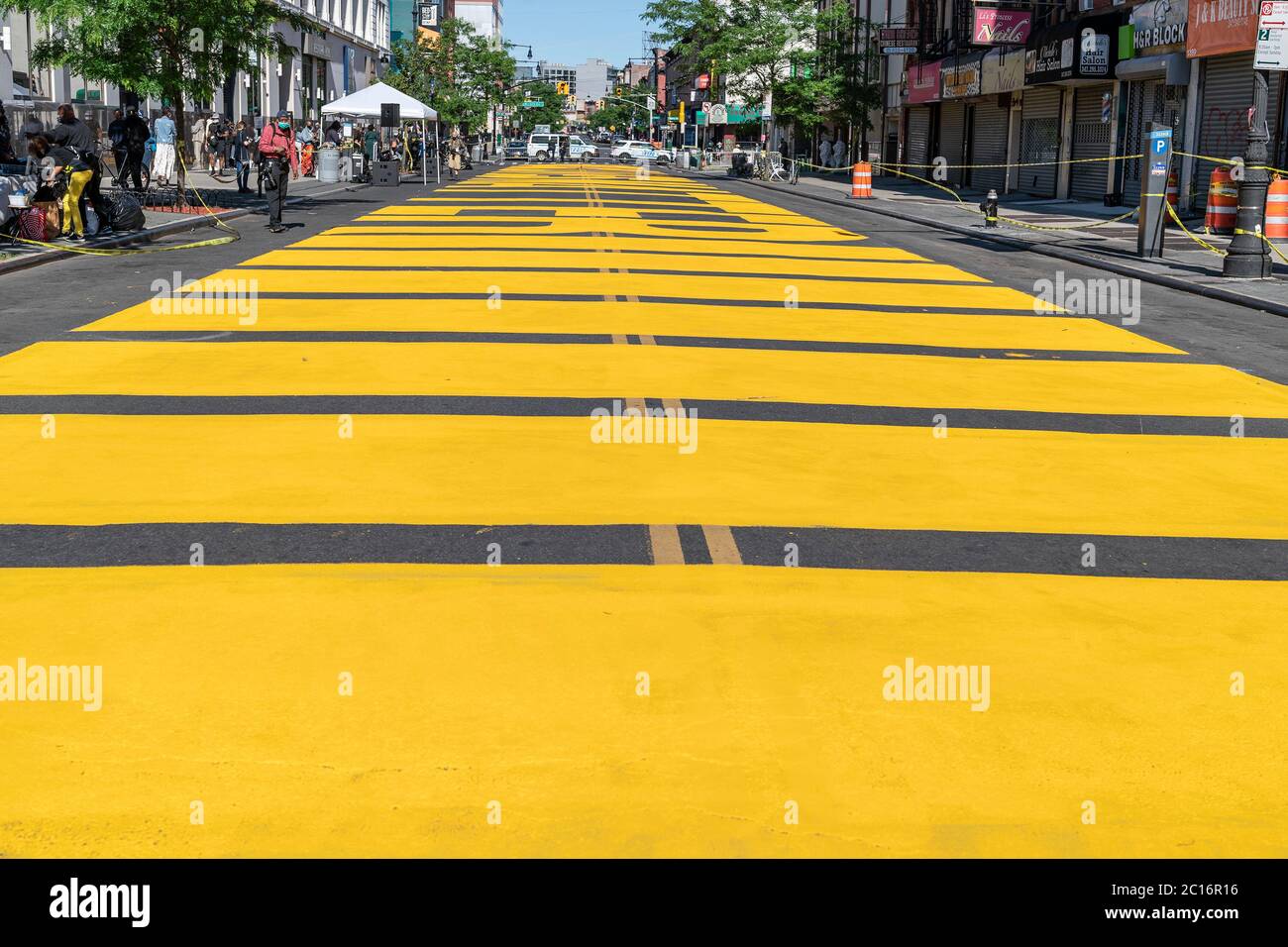 New York, Stati Uniti. 14 Giugno 2020. Vista di Fulton Street dipinta enorme Black Lives Matter slogan durante la cerimonia di inaugurazione nel quartiere Bedford-Stuyvesant di Brooklyn a New York il 14 giugno 2020. Il murale completato si estende da Marcy Avenue a New York Avenue per 375 metri. (Foto di Lev Radin/Sipa USA) Credit: Sipa USA/Alamy Live News Foto Stock