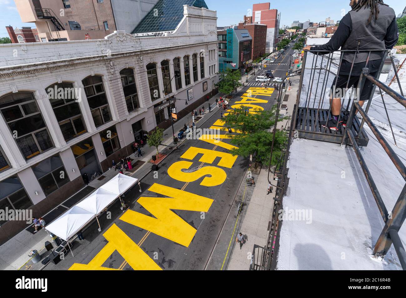 New York, Stati Uniti. 14 Giugno 2020. Vista dal tetto su Fulton Street dipinta enorme Black Lives Matter slogan durante la cerimonia di inaugurazione nel quartiere Bedford-Stuyvesant di Brooklyn a New York il 14 giugno 2020. Il murale completato si estende da Marcy Avenue a New York Avenue per 375 metri. (Foto di Lev Radin/Sipa USA) Credit: Sipa USA/Alamy Live News Foto Stock