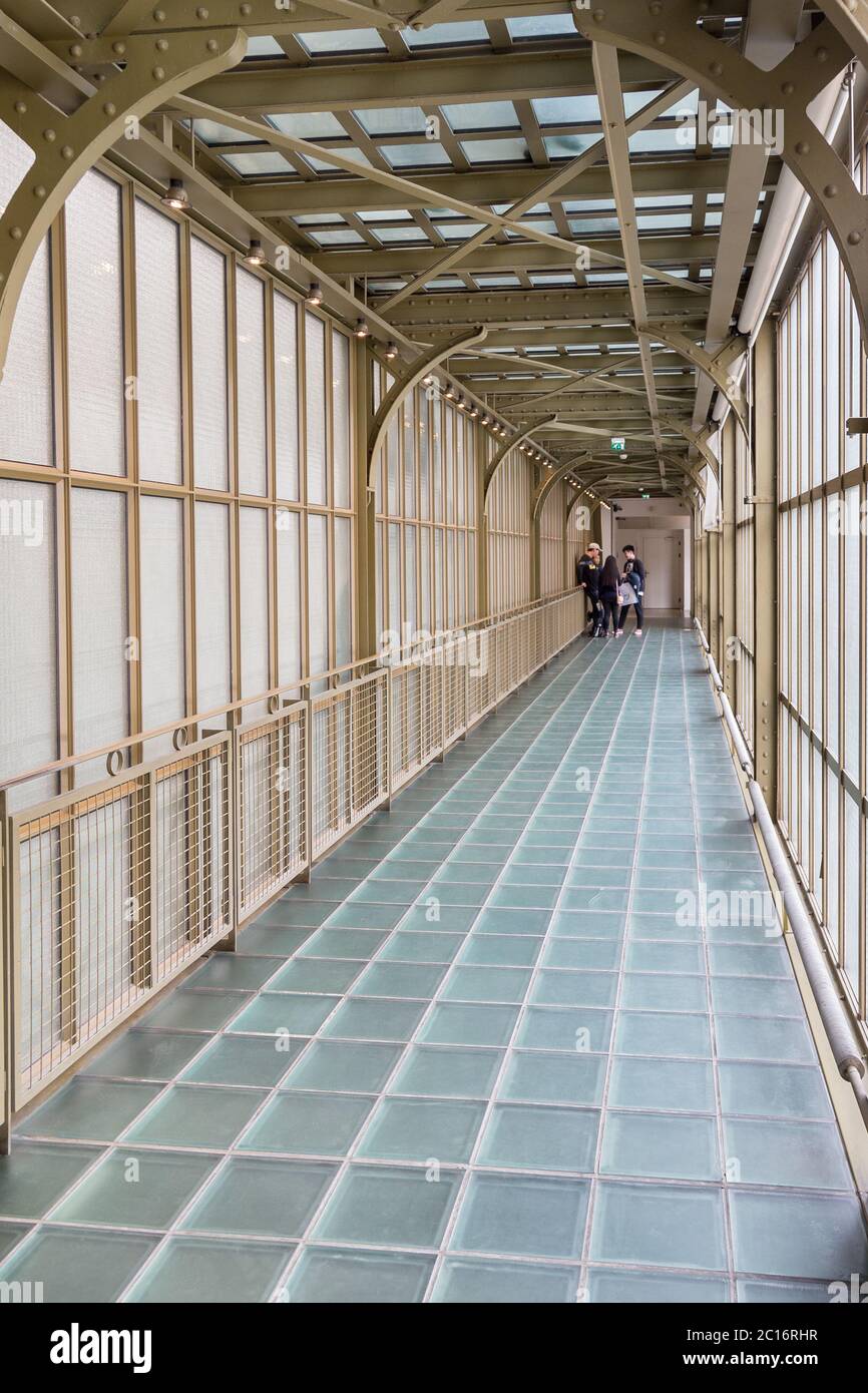 Parigi, Francia, marzo 28 2017: L'interno del musee d'orsay. E' ospitato nell'ex Gare d'Orsay, una stazione ferroviaria Beaux-Arts Foto Stock