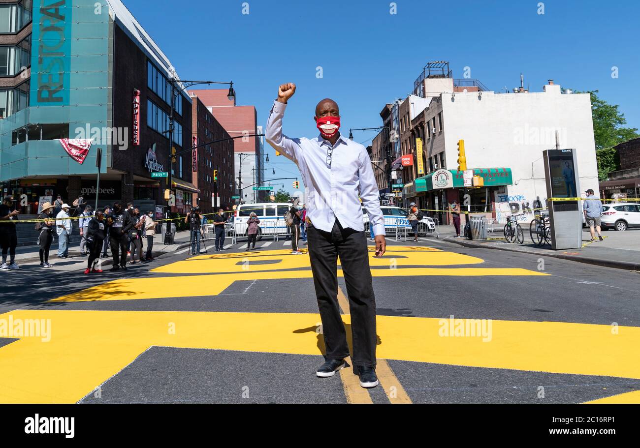 New York, NY - 14 giugno 2020: Il presidente del distretto di Brooklyn Eric Adams partecipa alla cerimonia inaugurale dello slogan Painted enorme Black Lives Matter su Fulton Street a Bedford-Stuyvesant Foto Stock