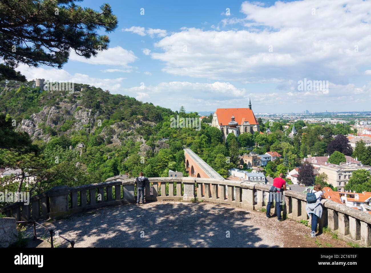 Mödling: chiesa di Sant'Othmar, acquedotto della prima sorgente di montagna di Vienna, punto di vista Johannes Ruhe a Wienerwald, Bosco di Vienna, Niederösterreich, Foto Stock