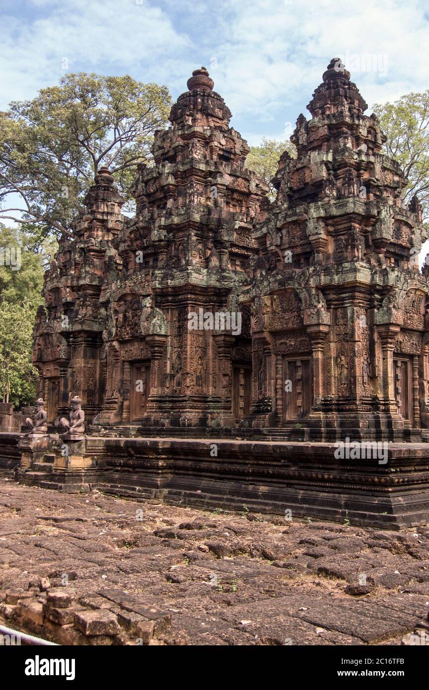 Prasats, o cappelle, presso l'antico tempio Khmer di Banteay Srei, Angkor, Cambogia. Foto Stock