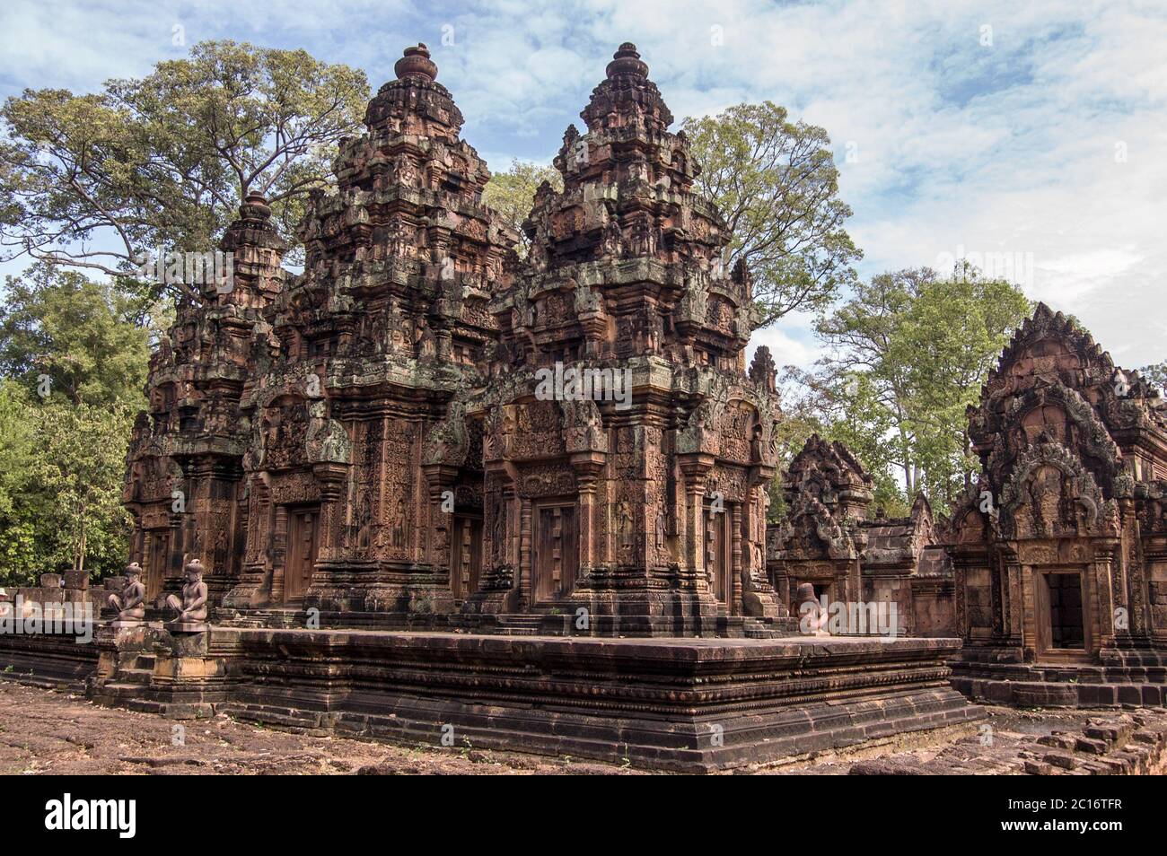 L'antico tempio Khmer di Banteay Srei. Costruito in pietra arenaria rossa scolpita nel 967, Angkor, Cambogia. Foto Stock