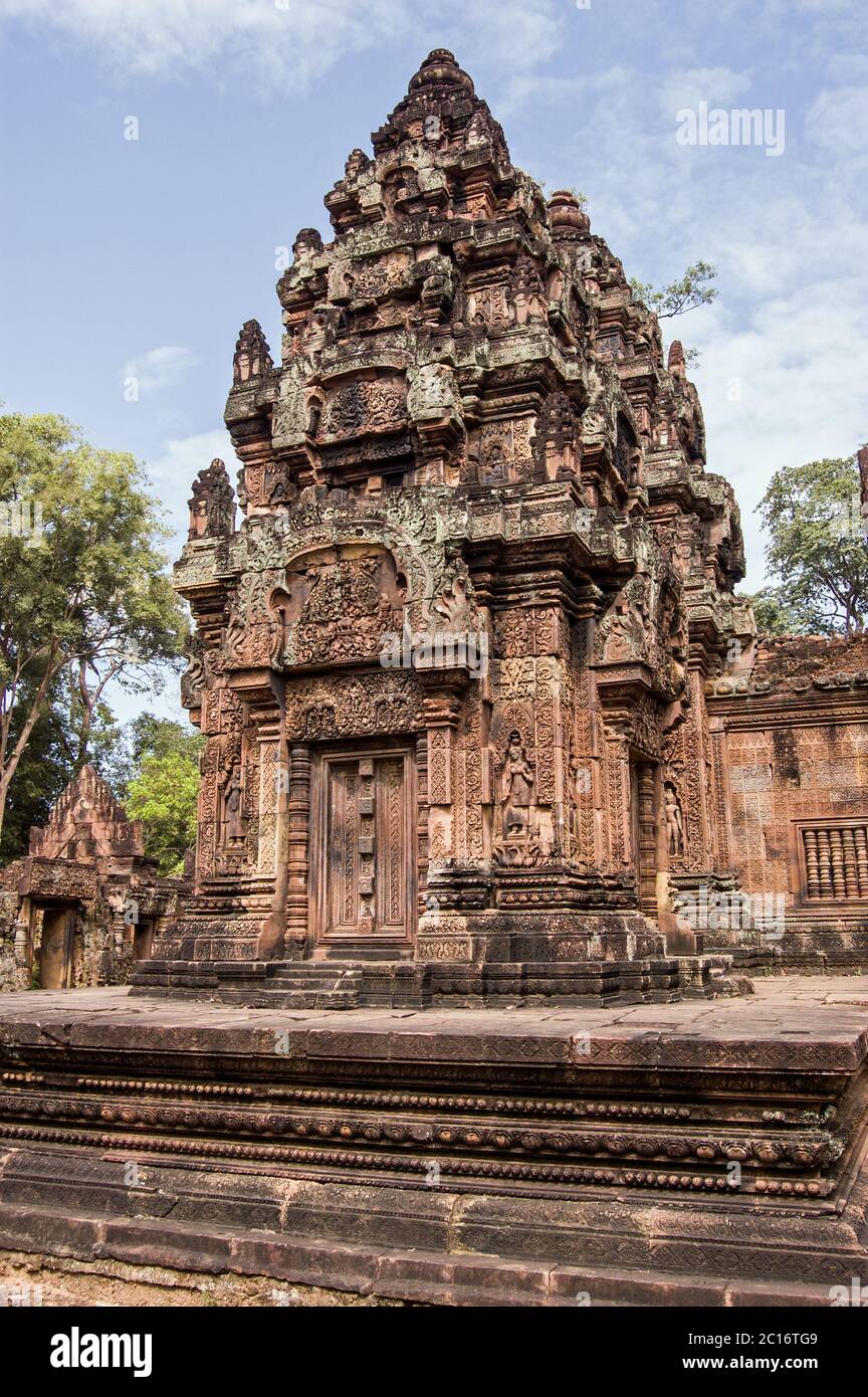 Cappella, o Prasats presso l'antico tempio Khmer di Banteay Srei, costruito nel 967 ad Angkor, Cambogia. Foto Stock