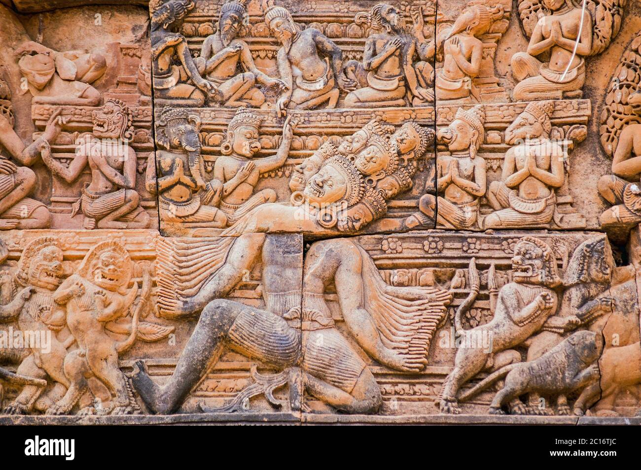 Antica scultura in bassorilievo Khmer di Ravana il demone indù con mille teste e mille braccia. Timpano della biblioteca sud a Banteay Sre Foto Stock