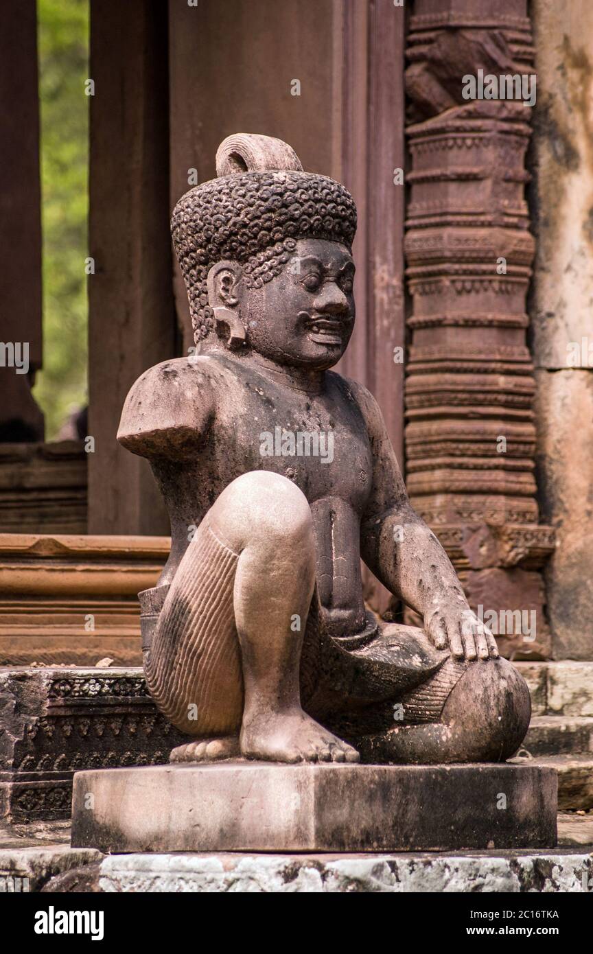Uno dei Yaksha, o genie di alberi, guardiani presso l'antico tempio Khmer di Banteay Srei, Angkor, Cambogia. Foto Stock