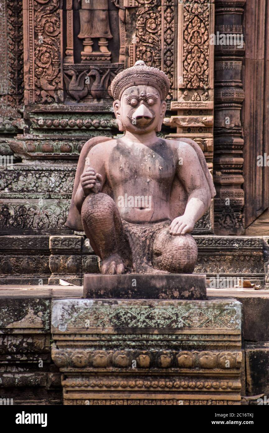 Antica statua Khmer di un uccello fronteggiava la divinità che custodisce una delle cappelle Prasat al tempio di Banteay Srei, Angkor, Cambogia. Foto Stock