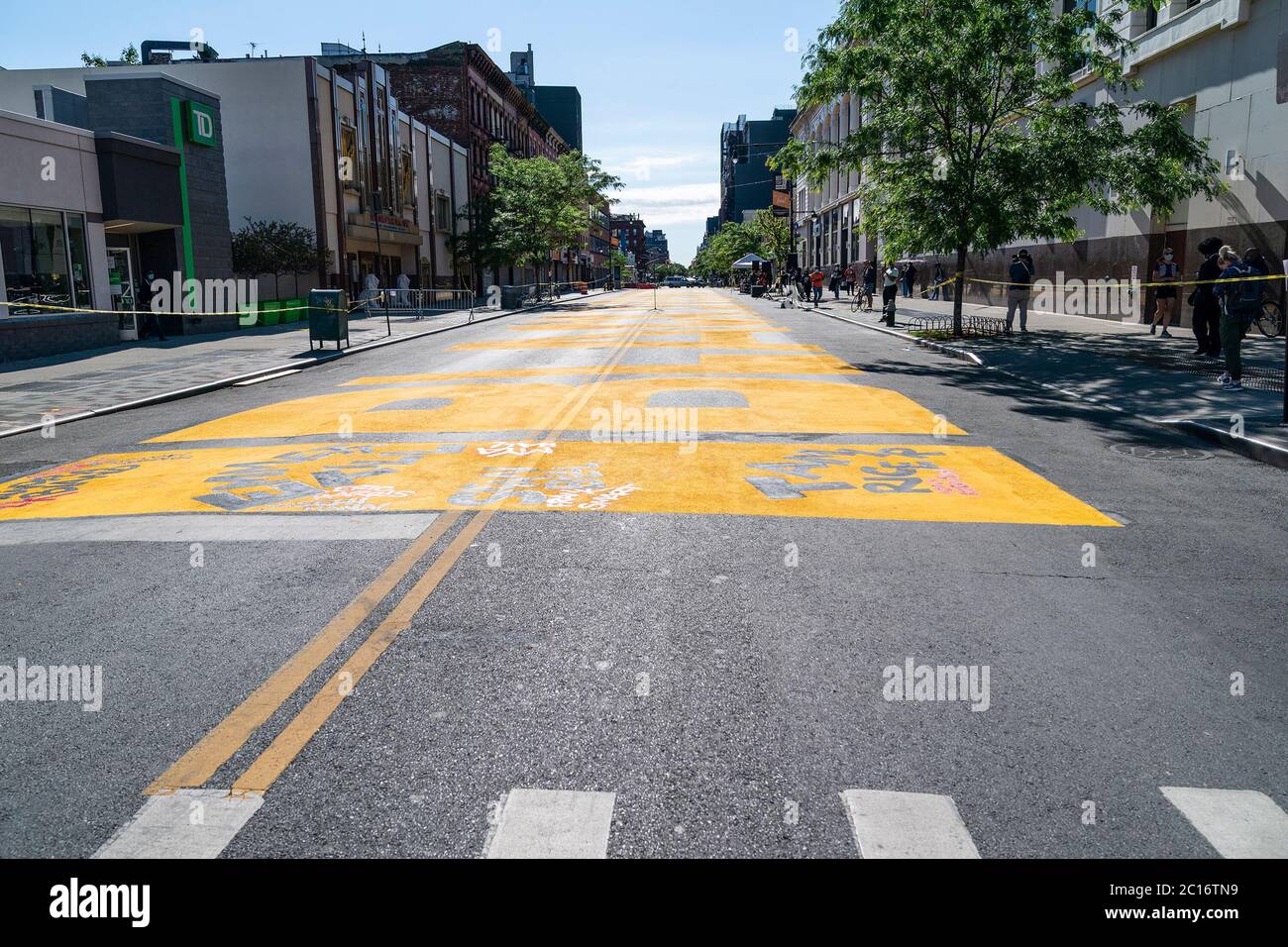 New York, Stati Uniti. 14 Giugno 2020. Vista di Fulton Street dipinta enorme Black Lives Matter slogan durante la cerimonia di inaugurazione nel quartiere Bedford-Stuyvesant di Brooklyn. Il murale completato si estende da Marcy Avenue a New York Avenue per 375 metri. (Foto di Lev Radin/Pacific Press) Credit: Pacific Press Agency/Alamy Live News Foto Stock