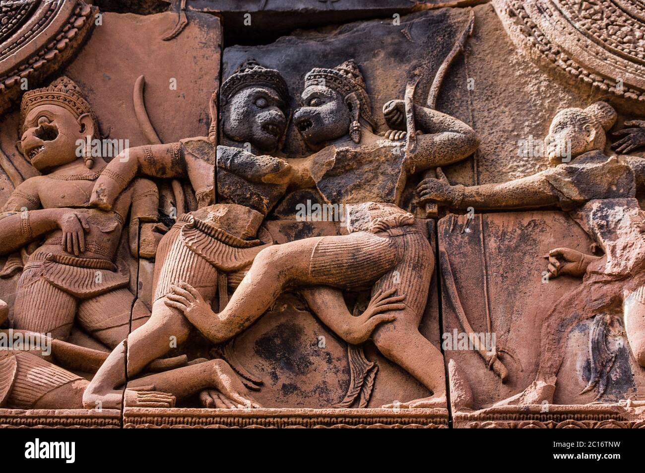 Antica scultura Khmer del combattimento tra Sugriva e Valin. L'epica indù Ramayana descrive come Sugriva ha sconfitto il fratello per governare la scimmia Foto Stock