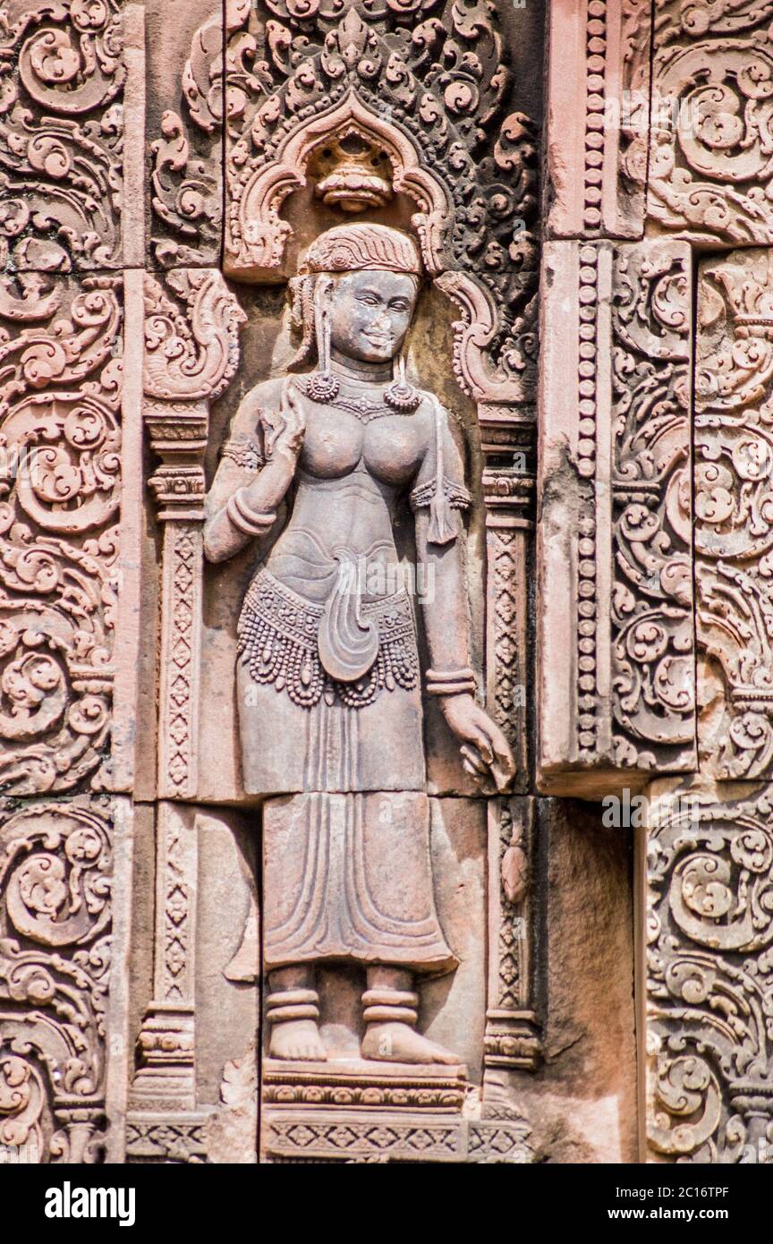 Bassorilievo splendidamente intagliato di un Devata sulla parete ovest del prasat principale del tempio di Banteay Srei, Angkor, Cambogia. Foto Stock