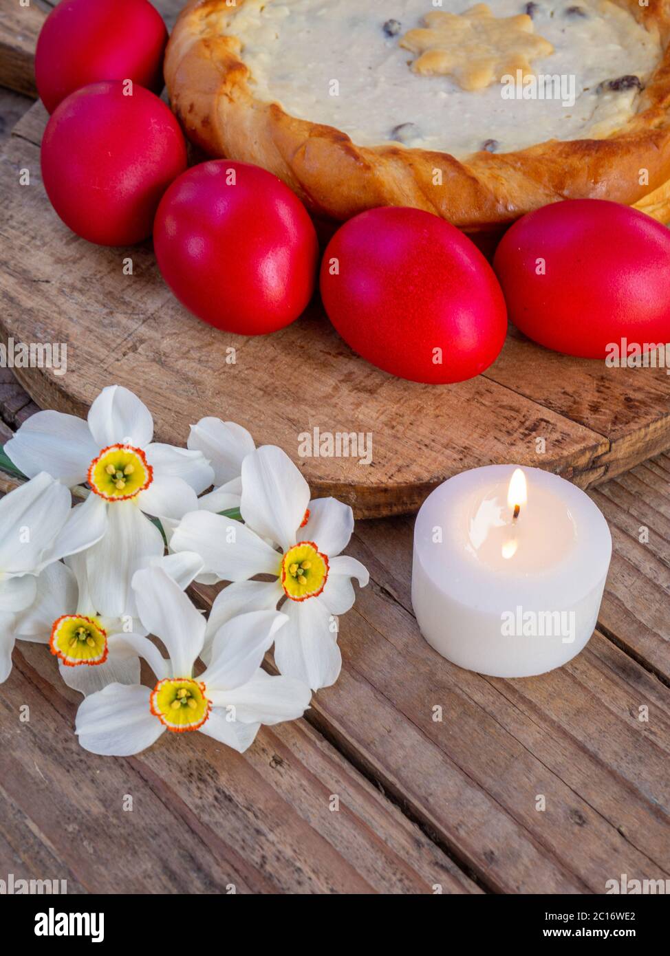 tradizionale rumeno di pasqua cozonac e pasca o dolce pane e torta di formaggio come su tavola di legno e uova di pasqua colorate e fiori Foto Stock