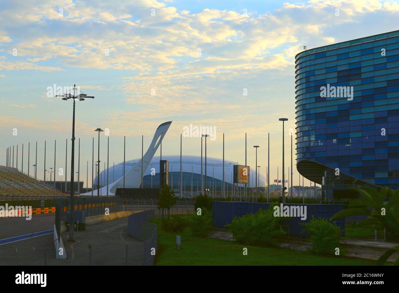 Sochi, Russia - Giugno 13, 2020. Parco Olimpico Sochi. Iceberg Skating Palace, Bolshoy Ice Dome, torcia olimpica. Russia per i Giochi Olimpici invernali 2014 Foto Stock