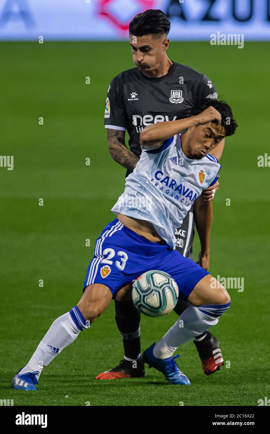 Saragozza, Spagna. 13 Giugno 2020. Shinji Kagawa del Real Zaragoza (23) compete per la palla con Luis Perea o Alcorc-n (34) durante la Liga match tra Real Zaragoza e Alcorcon a la Romareda. (Foto di Daniel Marzo/Pacific Press) Credit: Pacific Press Agency/Alamy Live News Foto Stock