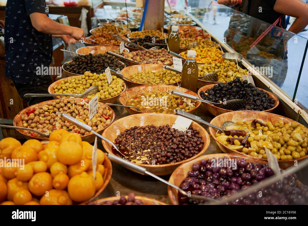 Vari tipi di olive marinate in vendita in uno stand nel mercato dei Cappuccini (Marche des capucins) un agricoltore e mercato di produzione nella città di Bordeaux, in Francia Foto Stock