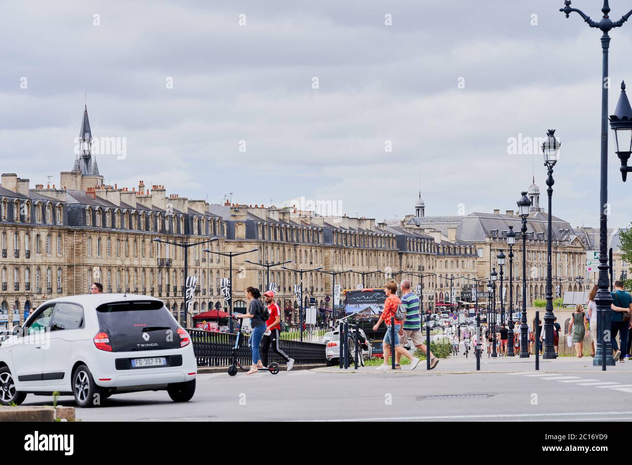 Una vista lungo il Quai de Richelieu dalla Place Bir Hakeim, Bordeaux, Francia, auto parcheggiate e pedoni Foto Stock