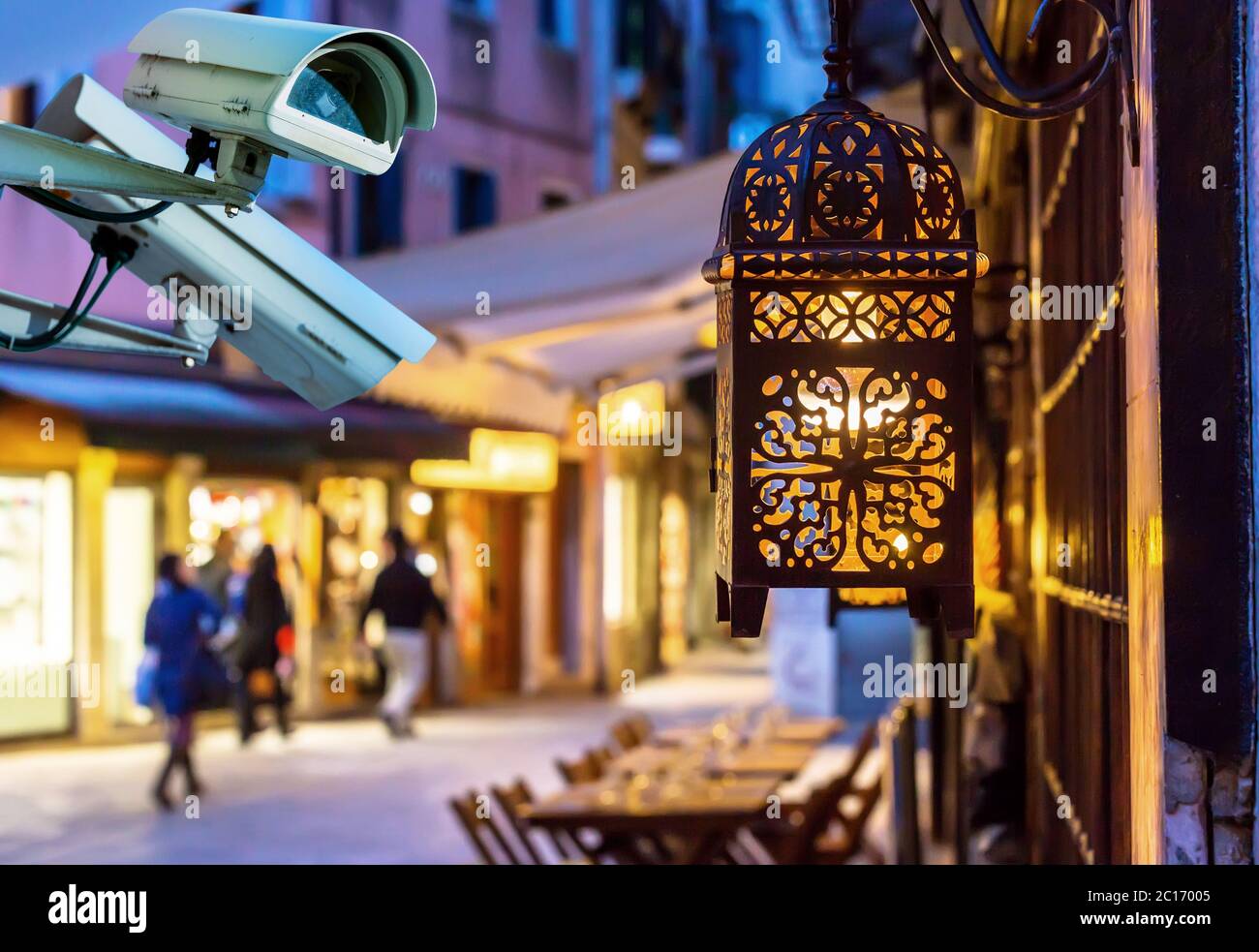 Telecamera di sicurezza CCTV con strada turistica di notte su sfondo sfocato Foto Stock