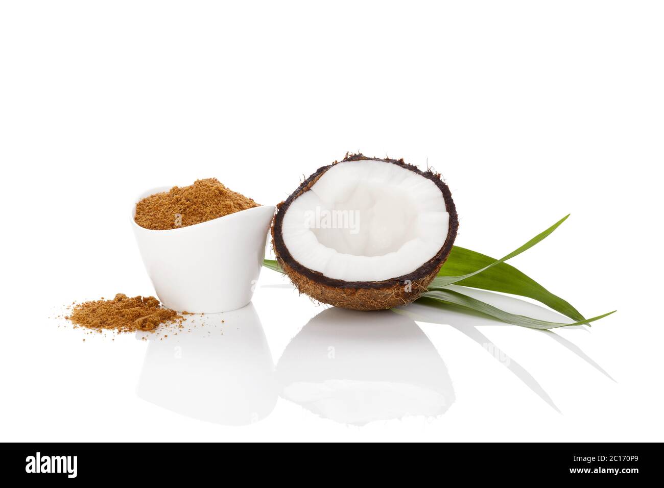 Lo zucchero di cocco isolato. Foto Stock