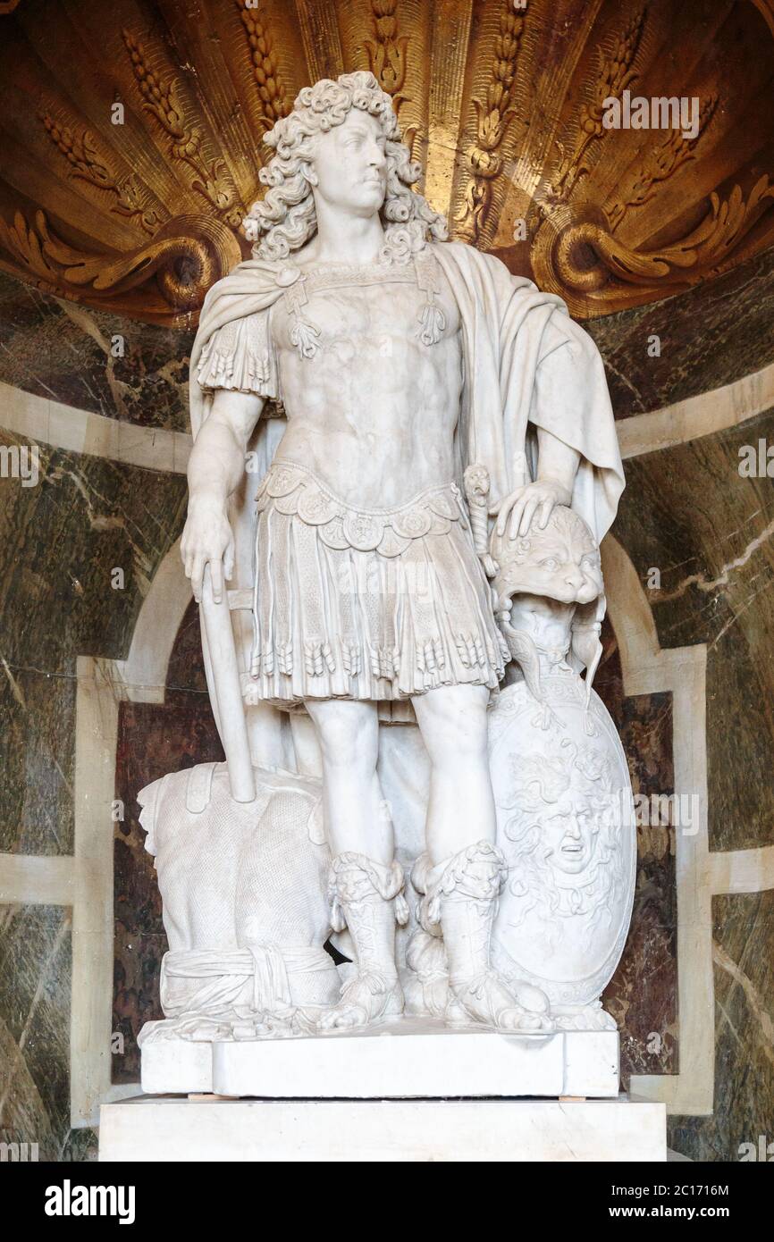 Statua del re Luigi XIV al Palazzo di Versailles Foto Stock