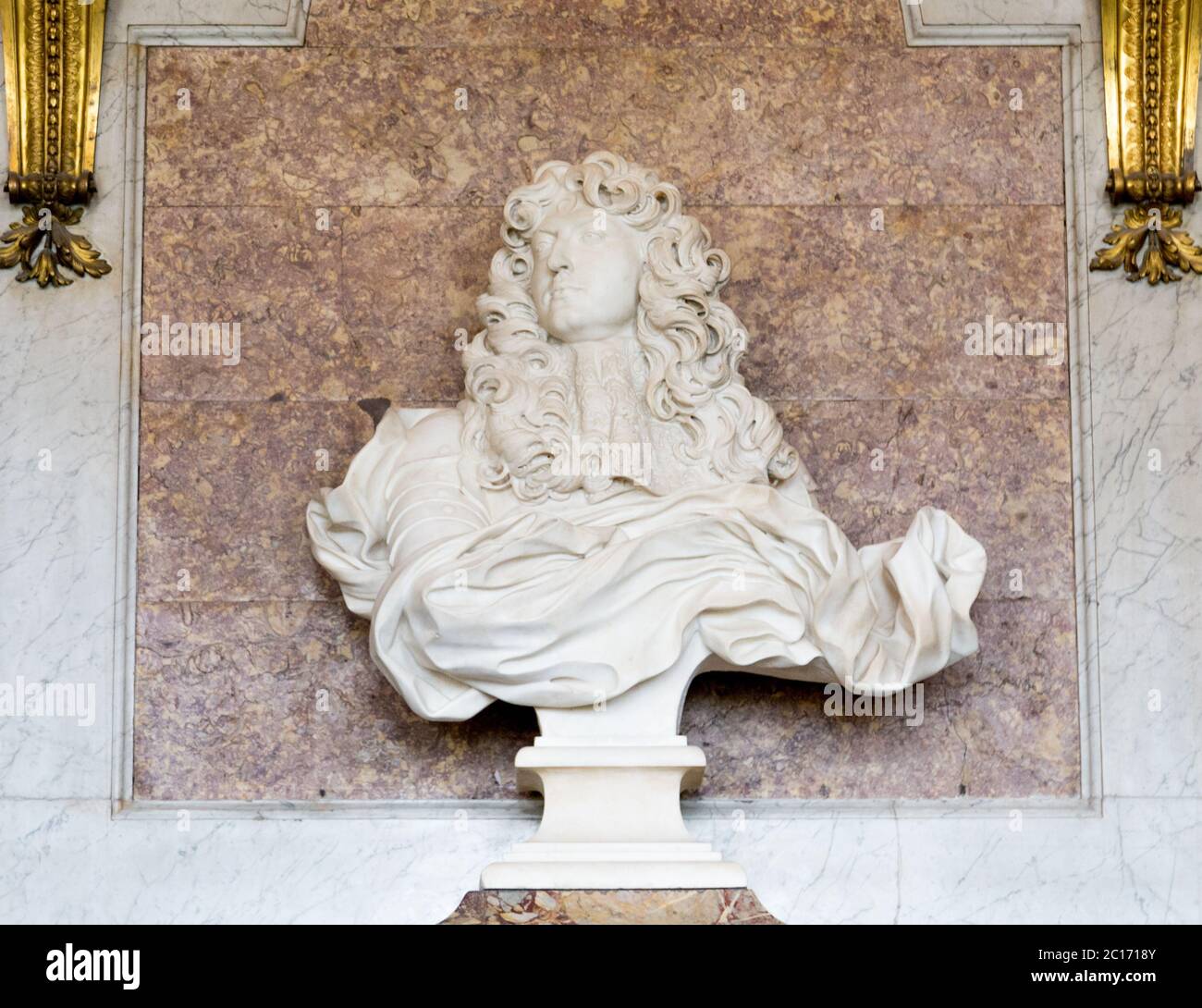 Statua del re Luigi XIV al Palazzo di Versailles Foto Stock