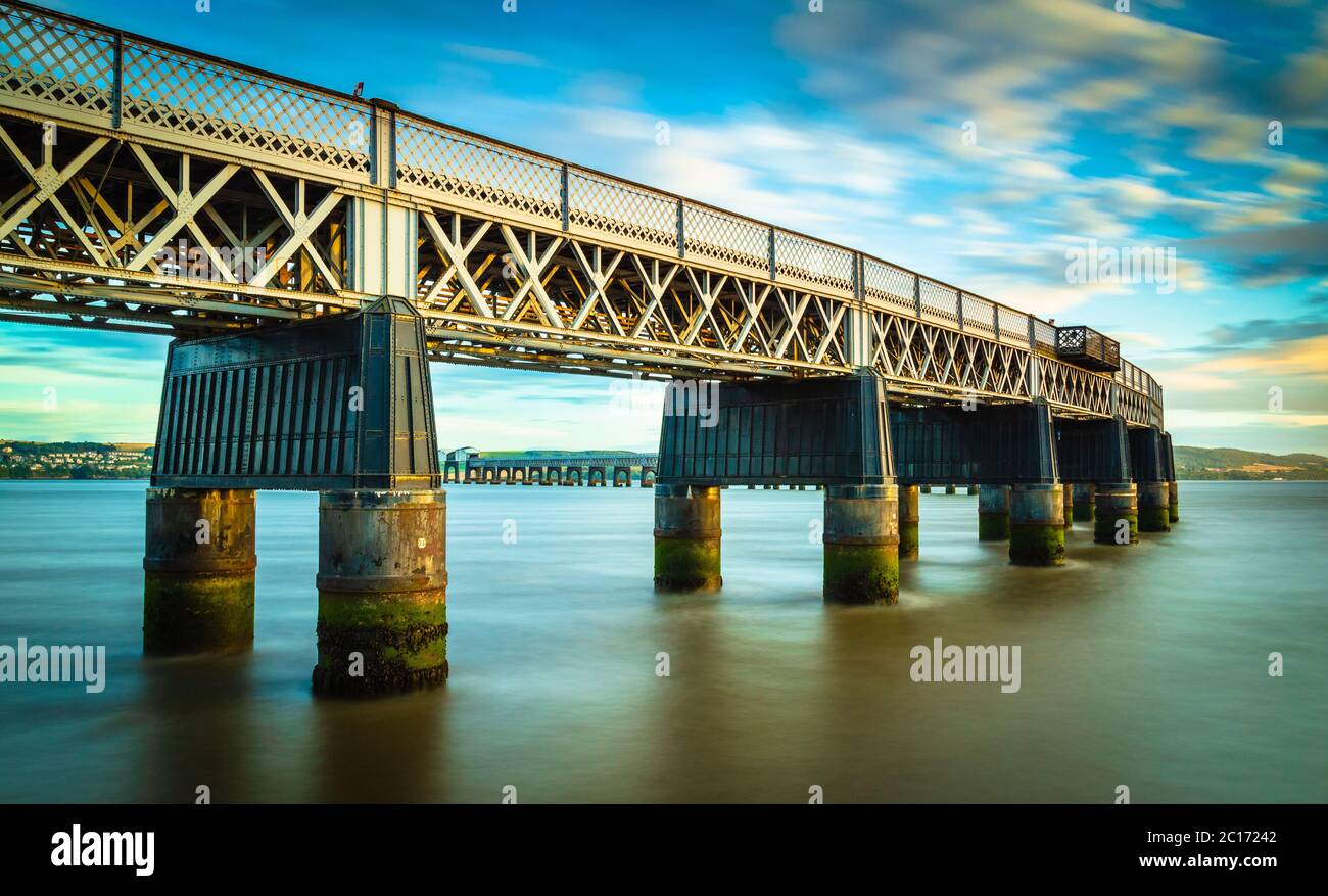 Immagine a lunga esposizione del ponte ferroviario Tay al tramonto, Dundee, Scozia, Regno Unito. Foto Stock