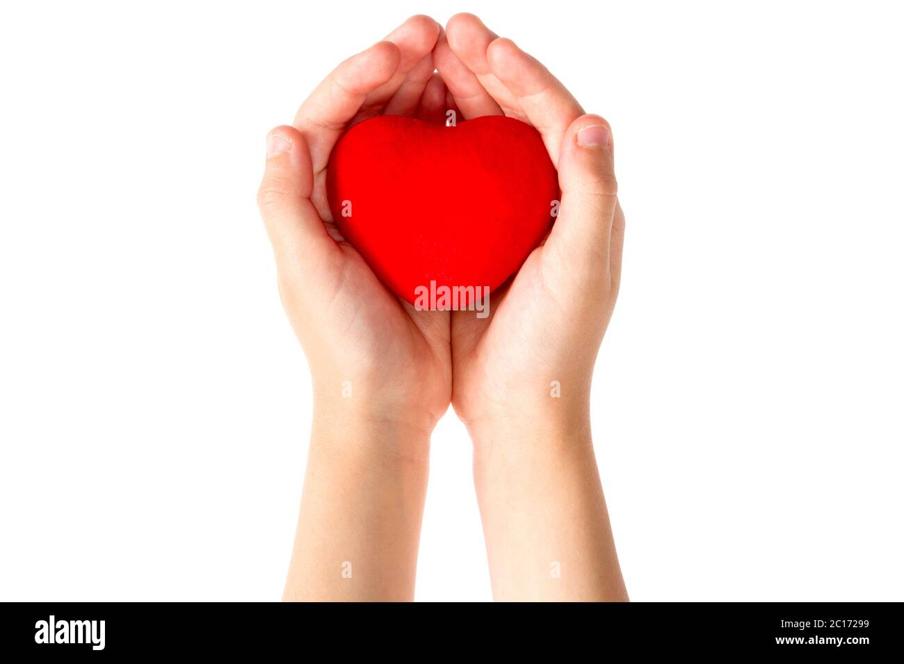 Little Girl holding cuore nelle sue mani Foto Stock