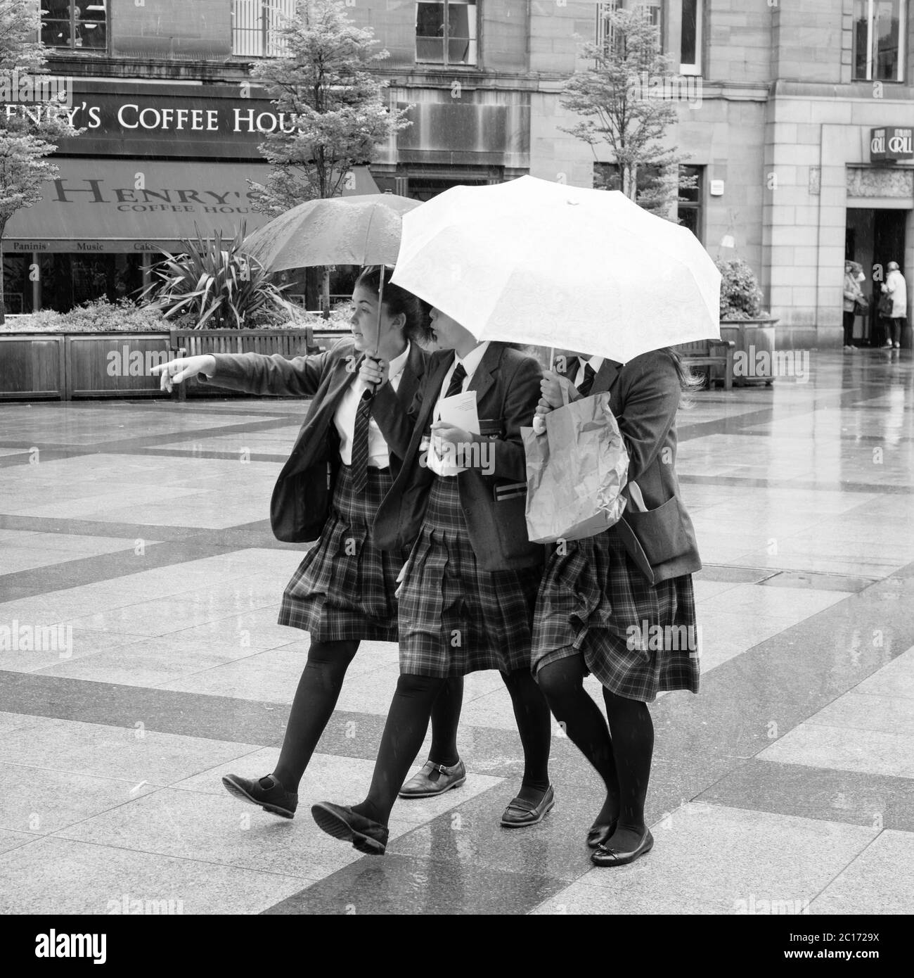 Immagine monocromatica (in bianco e nero) di tre alunni della Dundee High School in City Square, Dundee dopo la cerimonia di laurea nella Caird Hall. Foto Stock