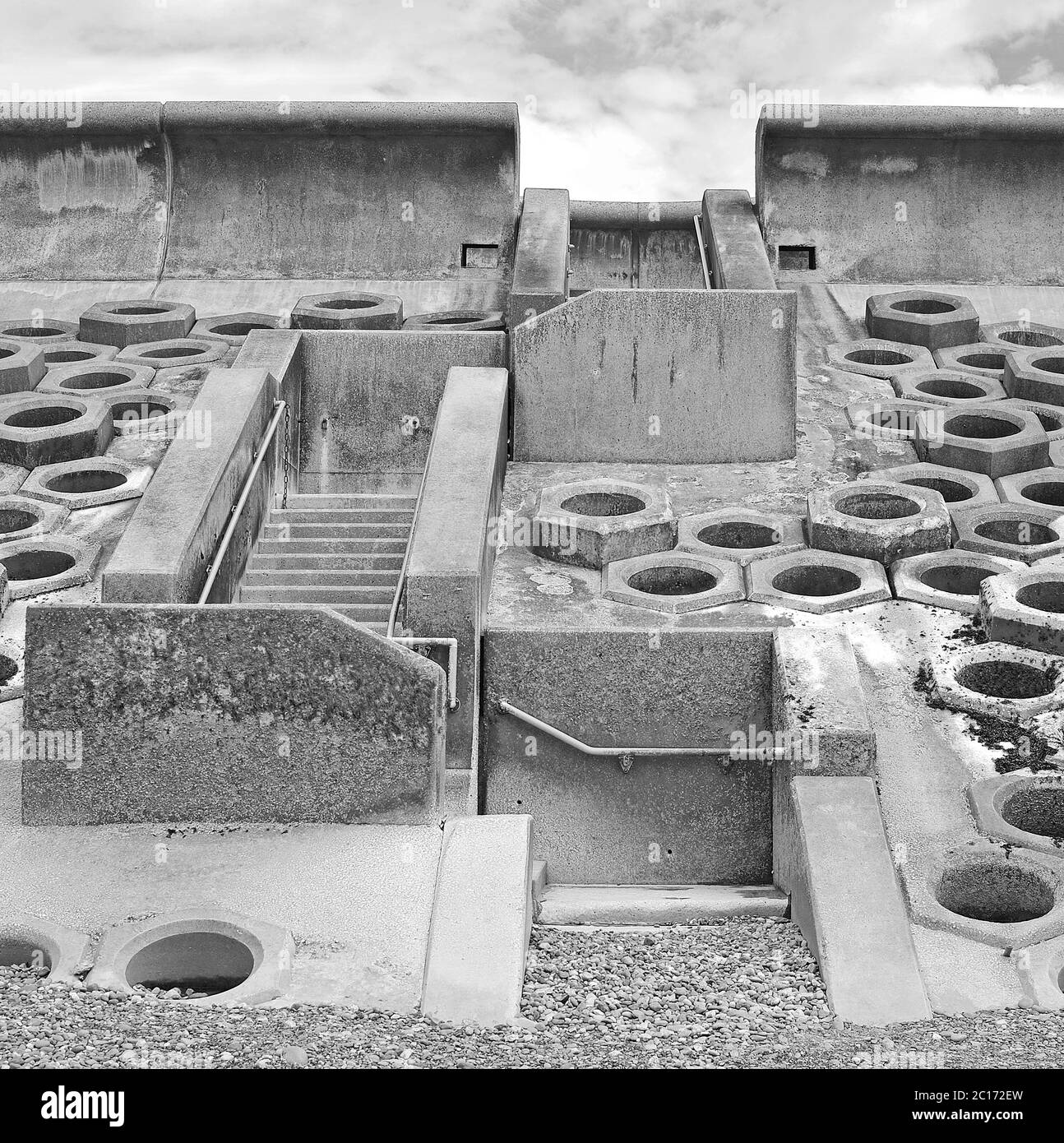 Scalini di cemento sfalsati verso il mare con interruttori a onde di cemento tetrapod su entrambi i lati sul muro di mare a Blackpool South Shore Foto Stock