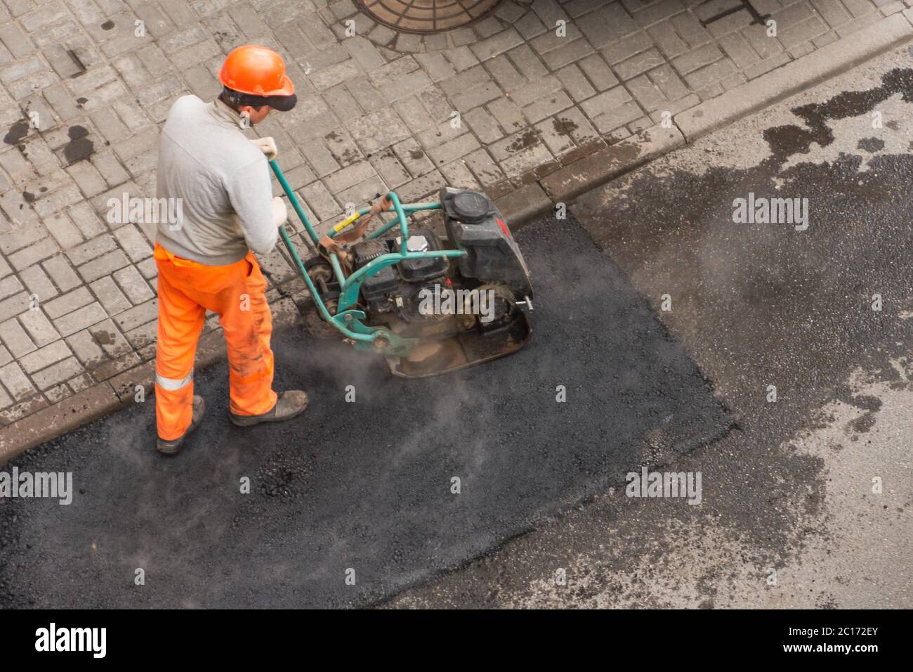 Vista manuale della macchina per stesa di asfalto dall'alto Foto Stock