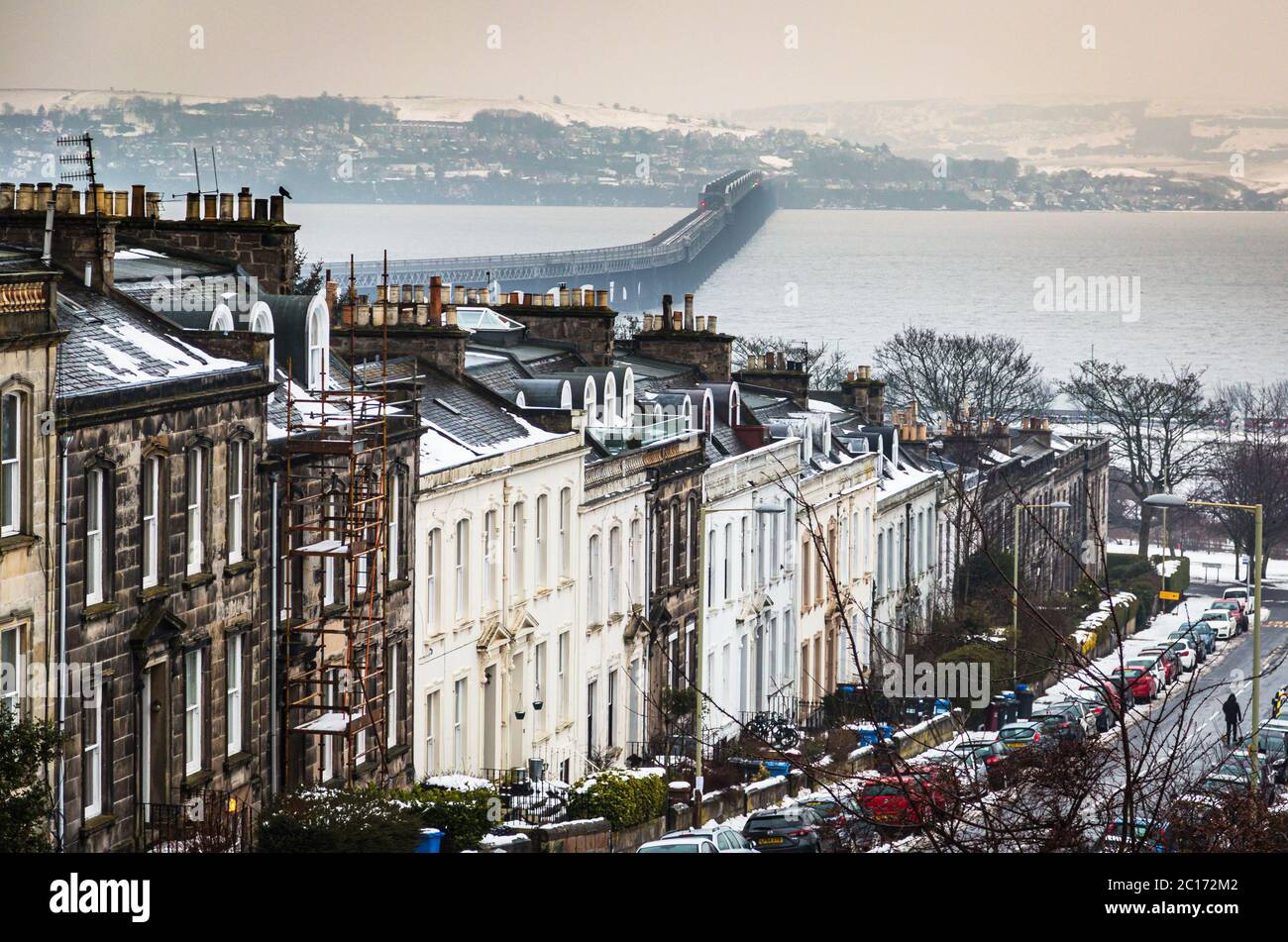 Windsor Street, Dundee, e il Tay Rail Bridge, Dundee, Scozia, Regno Unito. Foto Stock