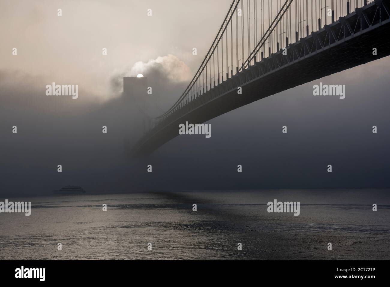 L'alba sognante e folgante sopra il Verrazano Narrows Bridge, NY Foto Stock