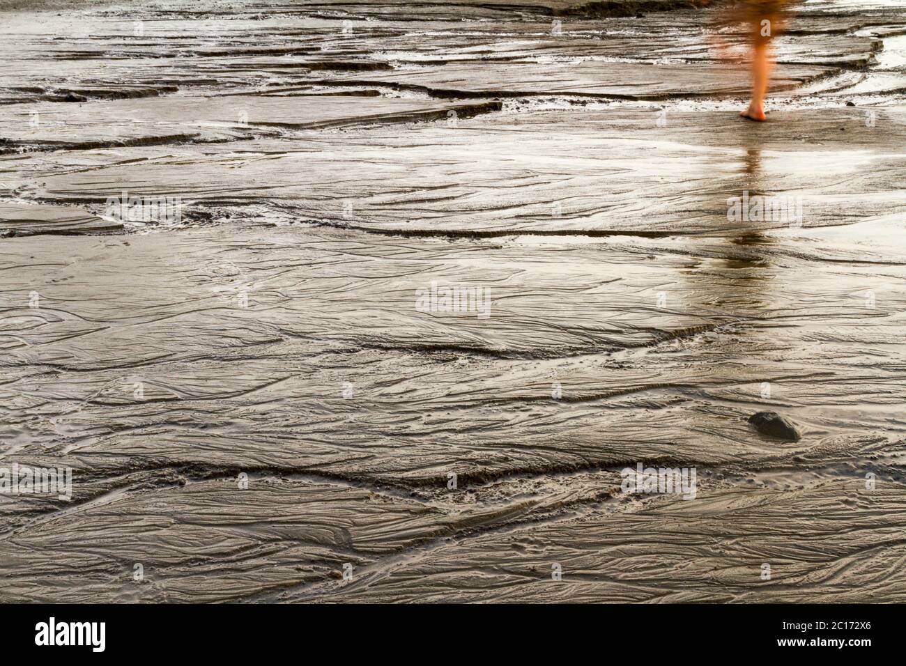 Qualcuno ha preso il piede nella mia cornice mentre stavo sparando le linee di intereting nella sabbia formata da ritrattamento delle acque. Foto Stock