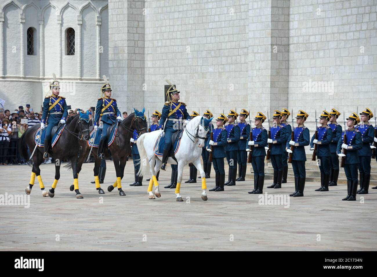 Ispezione della Guardia d'onore - il colonnello del Reggimento Presidenziale ispeziona la guardia d'onore Foto Stock
