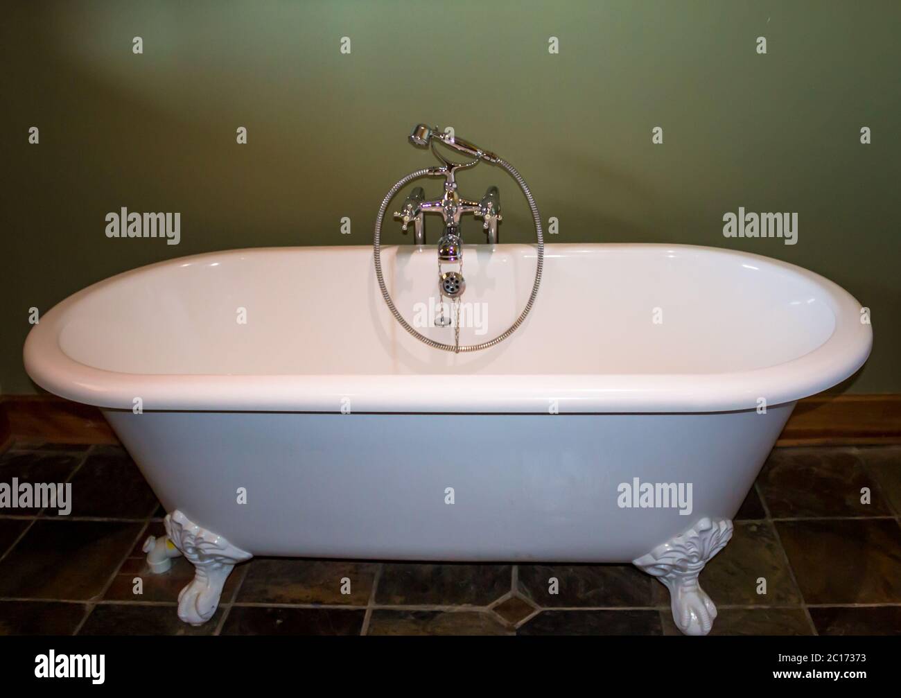 Vasca da bagno con sfera bianca e artiglio in stile vintage Foto Stock