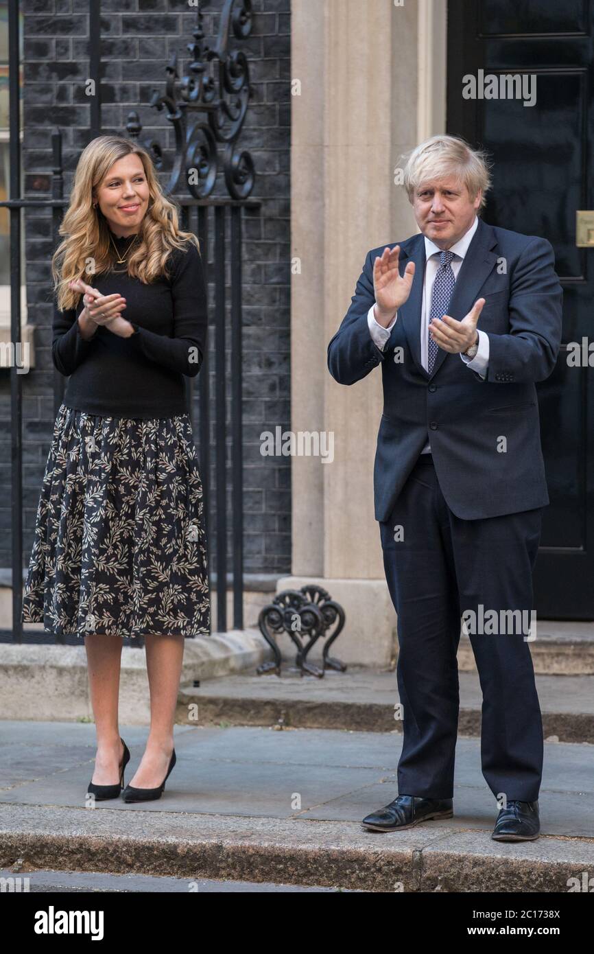 Boris Johnson e Carrie Symonds guidano il settimanale britannico 'clap for carers' per ringraziare le migliaia di personale NHS e operatori sanitari che presentano: Carrie Symonds, Boris Johnson dove: Londra, Regno Unito quando: 14 maggio 2020 Credit: Phil Lewis/WENN Foto Stock