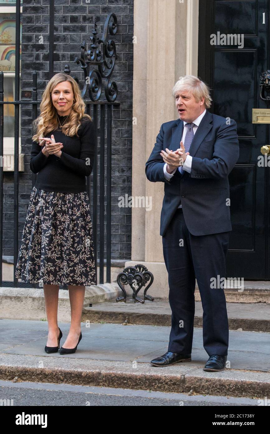 Boris Johnson e Carrie Symonds guidano il settimanale britannico 'clap for carers' per ringraziare le migliaia di personale NHS e operatori sanitari che presentano: Carrie Symonds, Boris Johnson dove: Londra, Regno Unito quando: 14 maggio 2020 Credit: Phil Lewis/WENN Foto Stock